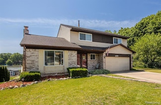 4851 Shoreline Blvd, Waterford, MI 48329