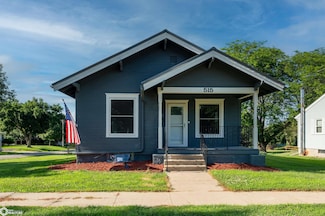 515 W 12th St, Vinton, IA 52349