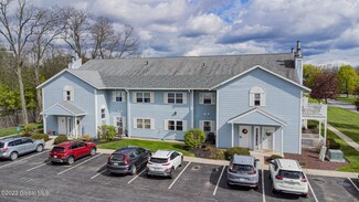 702 Cambridge Manor Dr, Schenectady, NY 12302