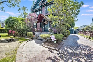 65 Earle Ave, Lynbrook, NY 11563