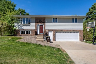 2665 Sun Ridge Ct, Dubuque, IA 52002