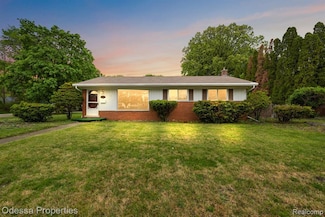 32038 Pembroke St, Livonia, MI 48152