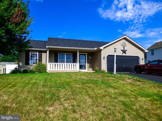 290 Pebble Beach Dr, Mount Wolf, PA 17347