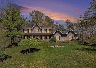 930 Mccabe Ave NE, Ada, MI 49301