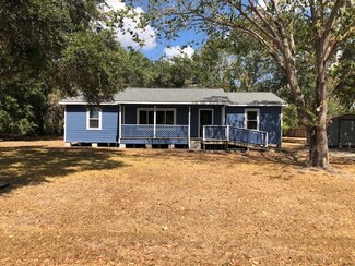 1003 Trochta St, El Campo, TX 77437