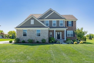 124 Oakland Crest Dr, Rochester, MI 48306
