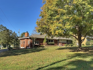 1105 N Charlotte St, Dickson, TN 37055