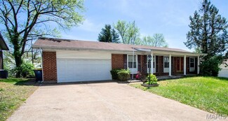 4348 Vandals Dr, Florissant, MO 63033