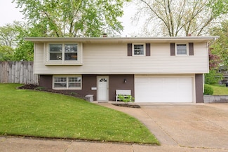 1915 Cardinal Dr, Waukesha, WI 53186
