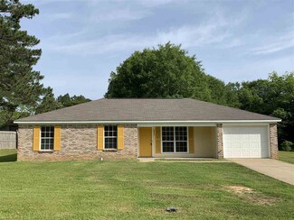 215 Phyllis Ann Dr, Crystal Springs, MS 39059
