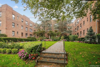 15 Canterbury Rd Unit C10, Great Neck, NY 11021