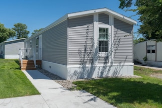 280 Kingsway Dr, North Mankato, MN 56003