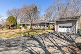 7 Robert St, Greenville, RI 02828