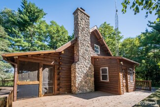 1522 W 40th St, Fremont, MI 49412