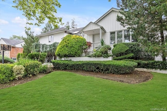 895 Cherry Ln, Valley Stream, NY 11581