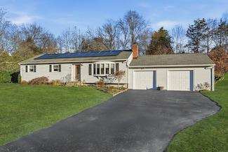 7 Manor Dr, Trumbull, CT 06611