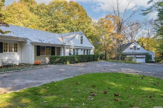 4 Laurel Ln, Locust Valley, NY 11560