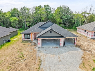 5805 Harvest Leaf Dr, Columbia, MO 65202