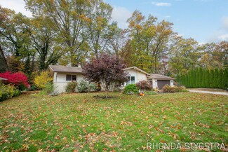 638 Oak Valley Dr, Holland, MI 49424