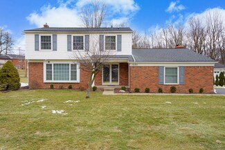 1525 Hampstead Ln, Rochester Hills, MI 48309