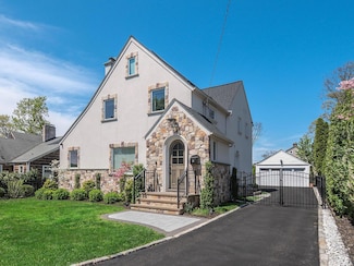 33 Mora Ct, Manhasset, NY 11030