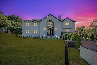 3 Fairview Ln, Glen Cove, NY 11542