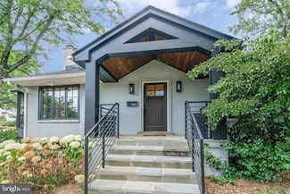 6135 35th St N, Arlington, VA 22213