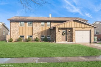 11 Wildwood Rd, Elk Grove Village, IL 60007