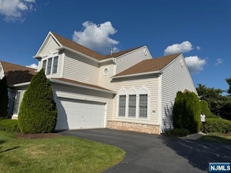 43 Mulberry Ct, Paramus, NJ 07652