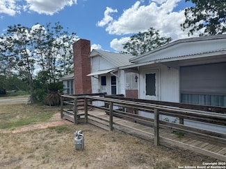559 W Rheiner Ave, Sabinal, TX 78881