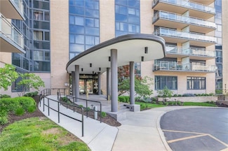4545 Wornall Rd Unit 702, Kansas City, MO 64111