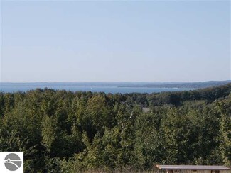 5636 S Elm Ridge Dr Unit 10, Suttons Bay, MI 49682