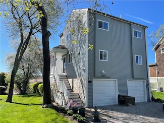 39 Lake Rd, Narragansett, RI 02882