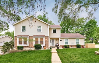 5811 White Pine Dr, Saint Louis, MO 63129