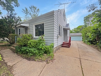 4958 S 20th St, Milwaukee, WI 53221
