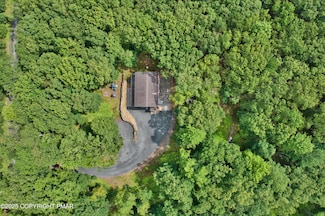110 Crescent Lake Cove Ct, Milford, PA 18337