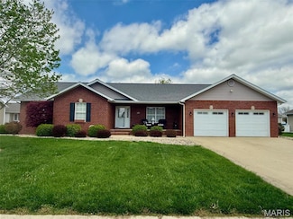 923 W 3rd St, Aviston, IL 62216