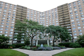 7033 N Kedzie Ave Unit 301, Chicago, IL 60645