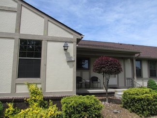 9920 Cambridge Ct, South Lyon, MI 48178