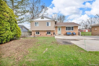 188 N Avery Rd, Waterford, MI 48328