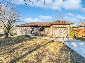 305 W 4th St, Peculiar, MO 64078
