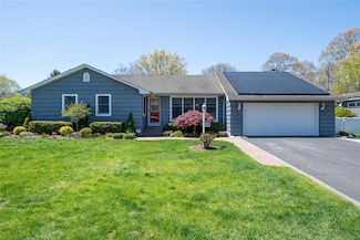 98 Gillette Ave, Patchogue, NY 11772
