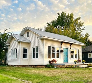 933 E Maple St, Cushing, OK 74023