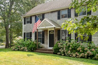 27 Leslie Ln, Oak Bluffs, MA 02568