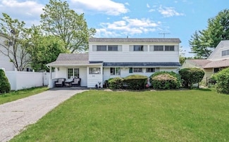 20 Basket Ln, Hicksville, NY 11801