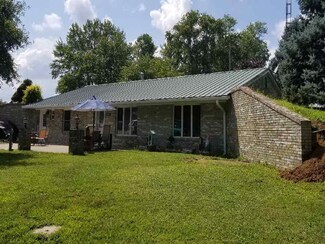 10469 E Glendale St, Oakland City, IN 47660