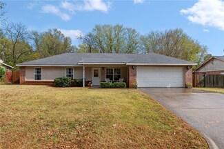 2146 S Clover Dr, Fayetteville, AR 72701