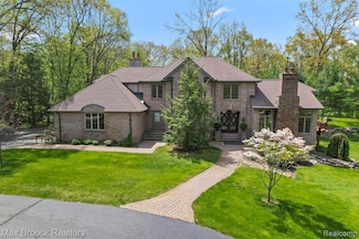561 Valley Dr, Milford, MI 48381