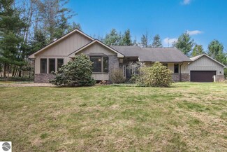 9131 Settlers Ln, Traverse City, MI 49685