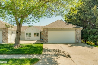 215 Aspen Ave, Bismarck, ND 58503